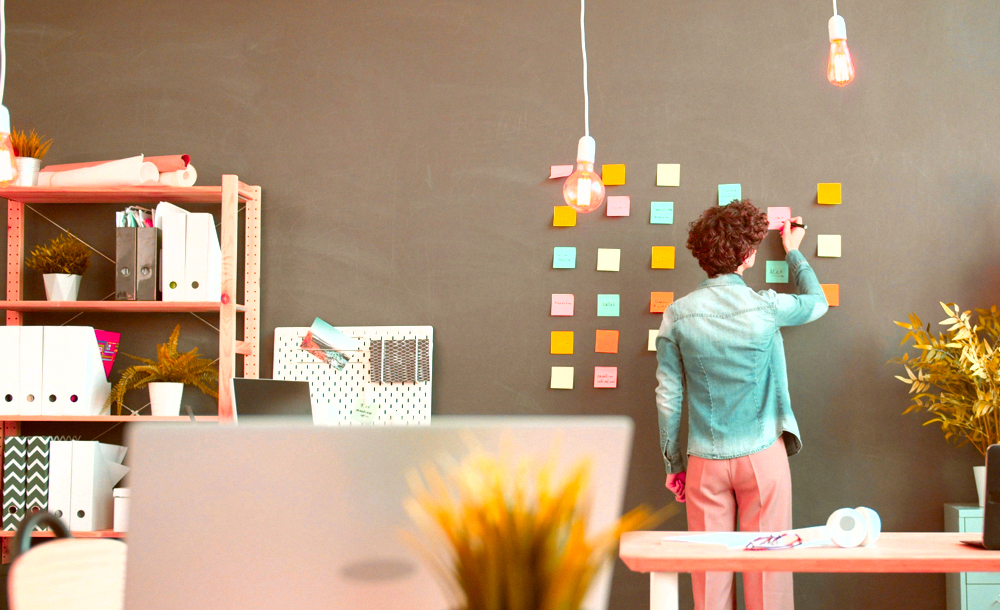 kuvituskuva, henkilö toimistossa